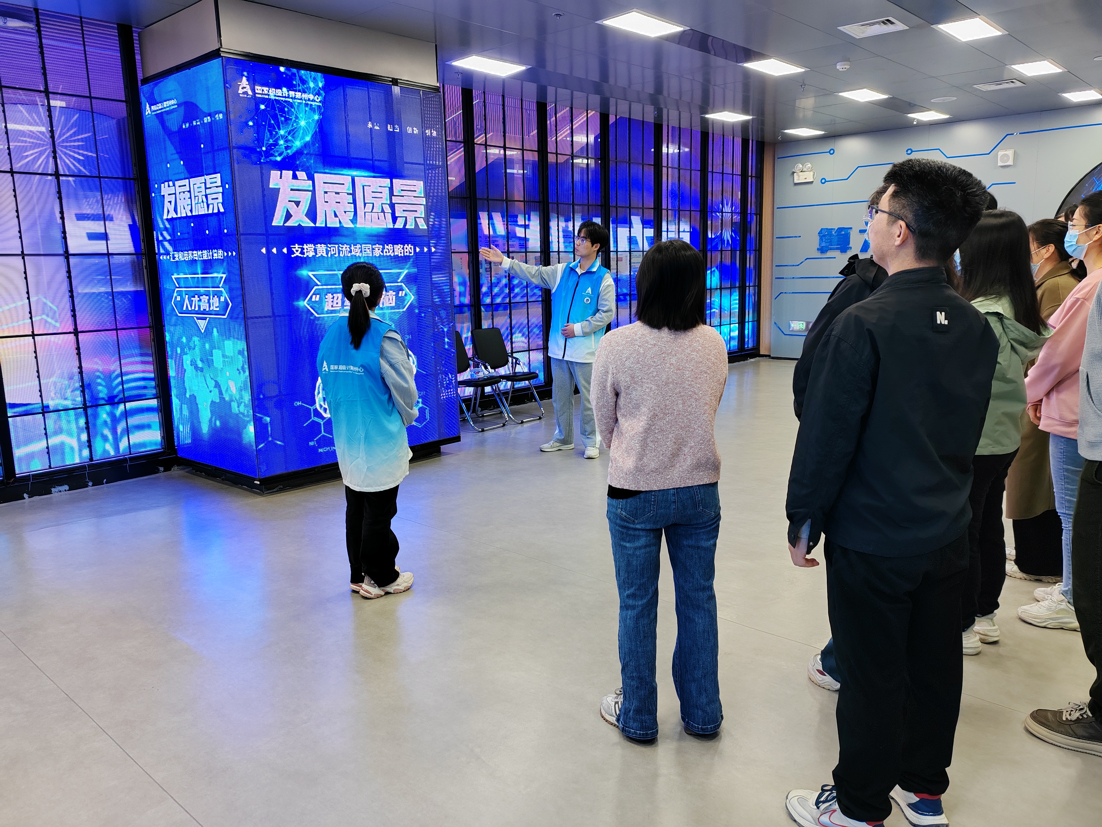 图9志愿者讲解.jpg