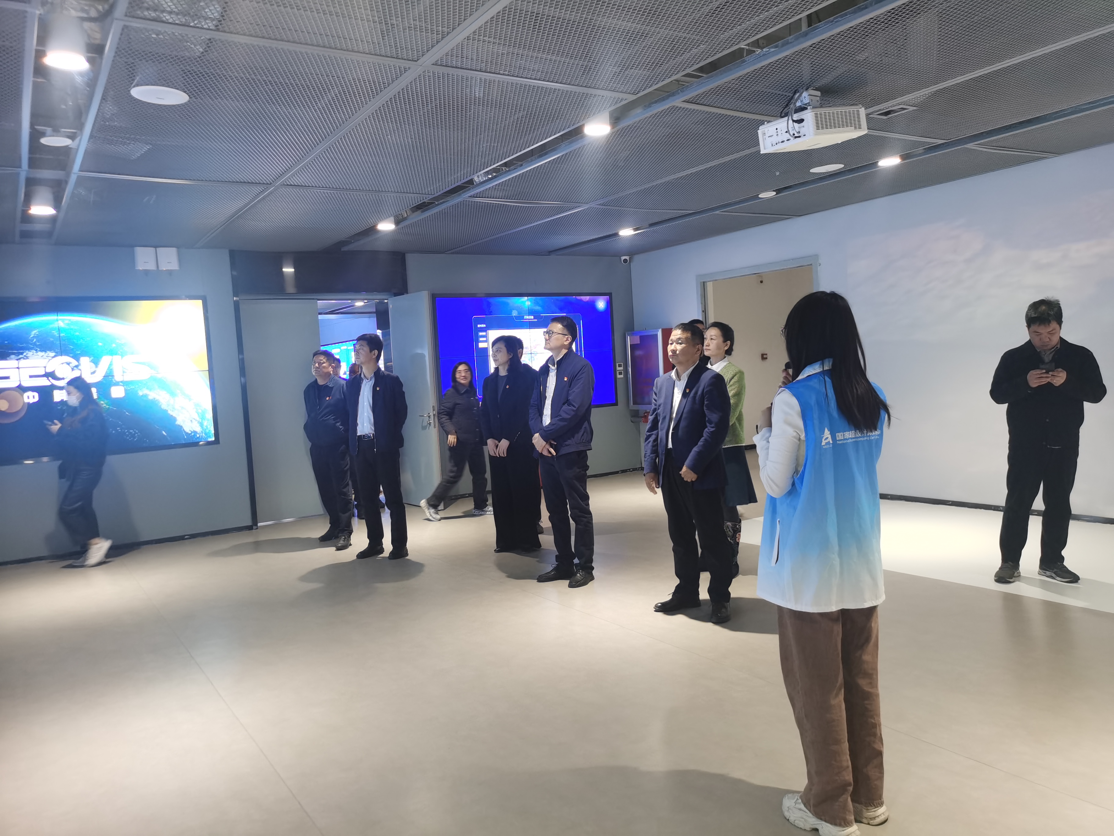 图11志愿者讲解.jpg